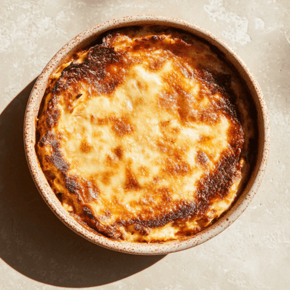 Moussaka ovenschotel met lamsgehakt, gegrilde aubergine en bechamelsaus, vers uit de barbecue.